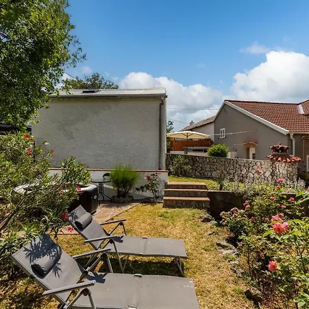 Charming With Hot Tube, Terrace, Barbecue And Garden