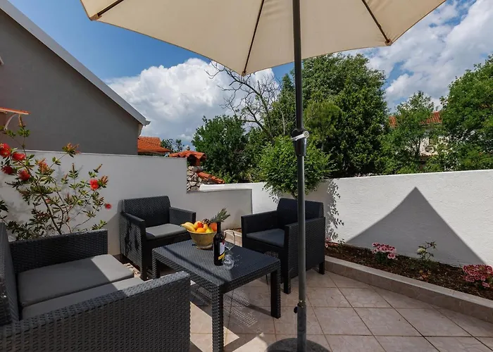 Charming With Hot Tube, Terrace, Barbecue And Garden Apartament