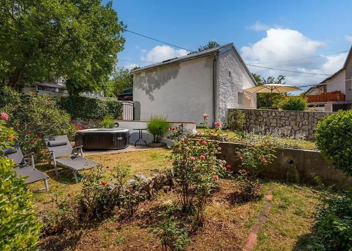 Charming With Hot Tube, Terrace, Barbecue And Garden Apartament