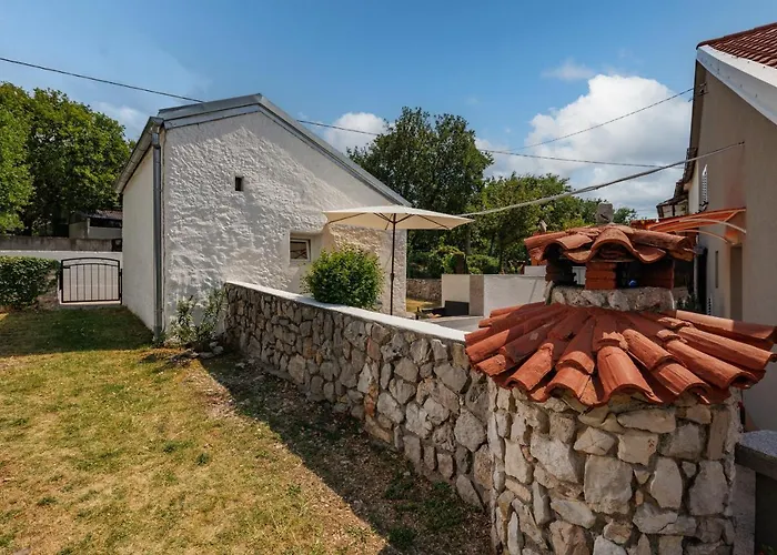 Charming With Hot Tube, Terrace, Barbecue And Garden * Kraljevica
