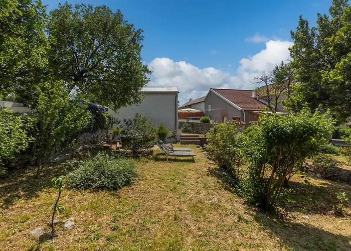 Charming With Hot Tube, Terrace, Barbecue And Garden *