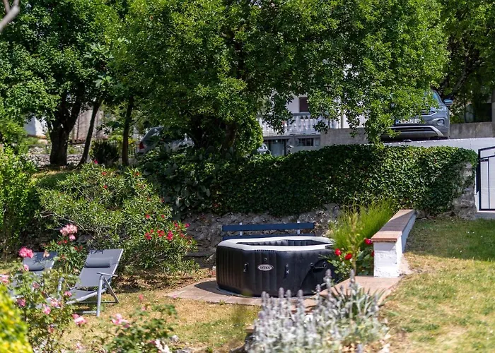 Charming With Hot Tube, Terrace, Barbecue And Garden Apartament