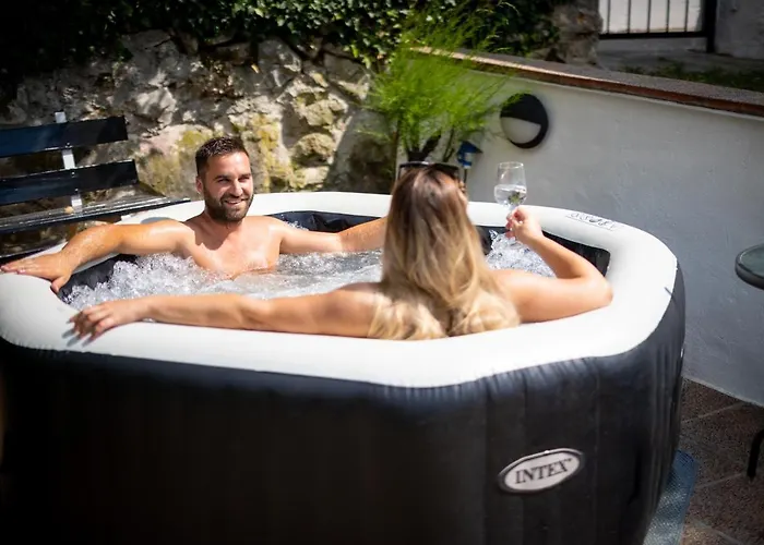 Charming With Hot Tube, Terrace, Barbecue And Garden Lejlighed