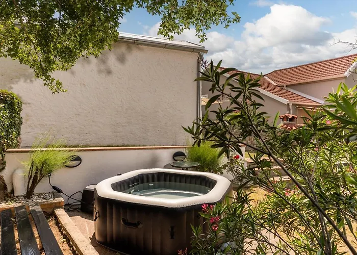Charming With Hot Tube, Terrace, Barbecue And Garden Kraljevica