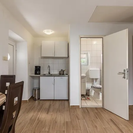 Lägenhet Charming With Hot Tube, Terrace, Barbecue And Garden Kraljevica