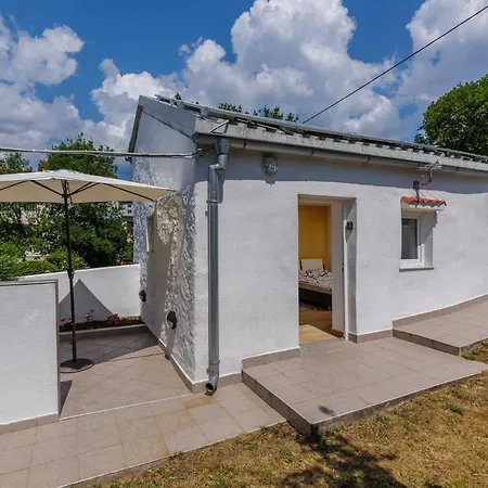 Charming With Hot Tube, Terrace, Barbecue And Garden Lägenhet