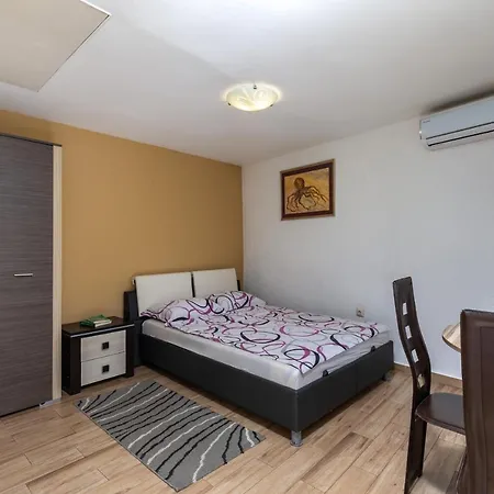 Charming With Hot Tube, Terrace, Barbecue And Garden Lägenhet *