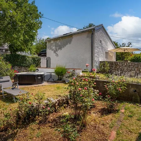 Charming With Hot Tube, Terrace, Barbecue And Garden Lägenhet