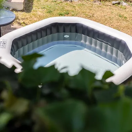 Charming With Hot Tube, Terrace, Barbecue And Garden شقة