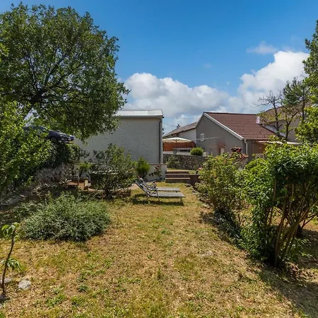 Charming With Hot Tube, Terrace, Barbecue And Garden *