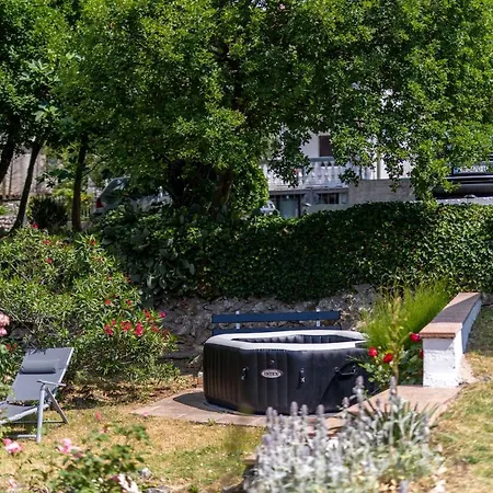 Charming With Hot Tube, Terrace, Barbecue And Garden Apartment