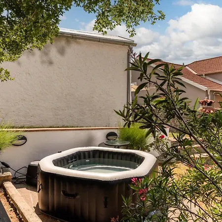Charming With Hot Tube, Terrace, Barbecue And Garden Kraljevica