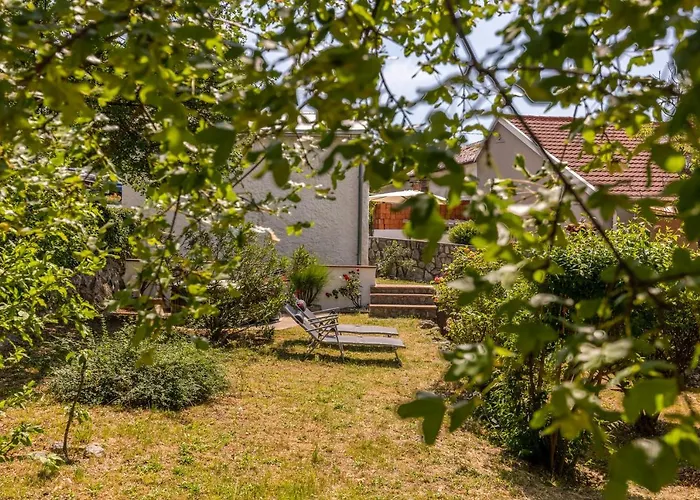 Charming With Hot Tube, Terrace, Barbecue And Garden *